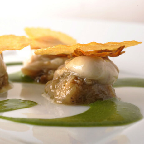 Les-Solistes-Huitre-aubergine-feuille de pomme de terre-saumon fumeÌ_© Jaques Garvard